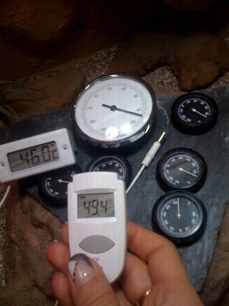 Temperaturmessung unter einer Lampe mit verschiedenen Thermometern